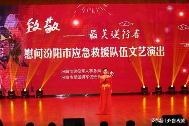 萌娃在台上嘱咐爸爸拍照这“如雷贯耳”的悄悄话全场都知道了